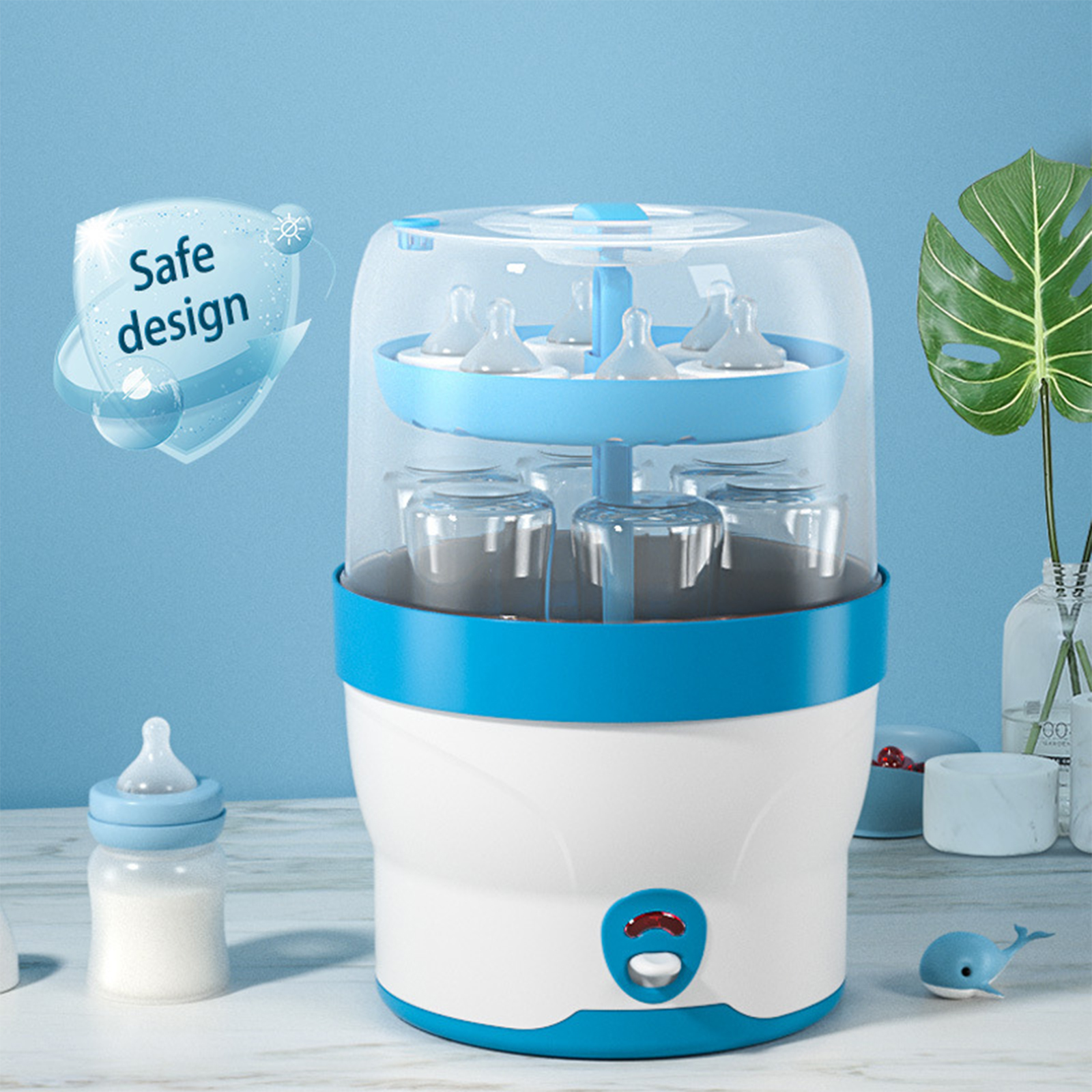 Ein weiß-blauer Babyflaschensterilisator mit Flaschen und einer Babyflasche davor. Text: Sicheres Design.