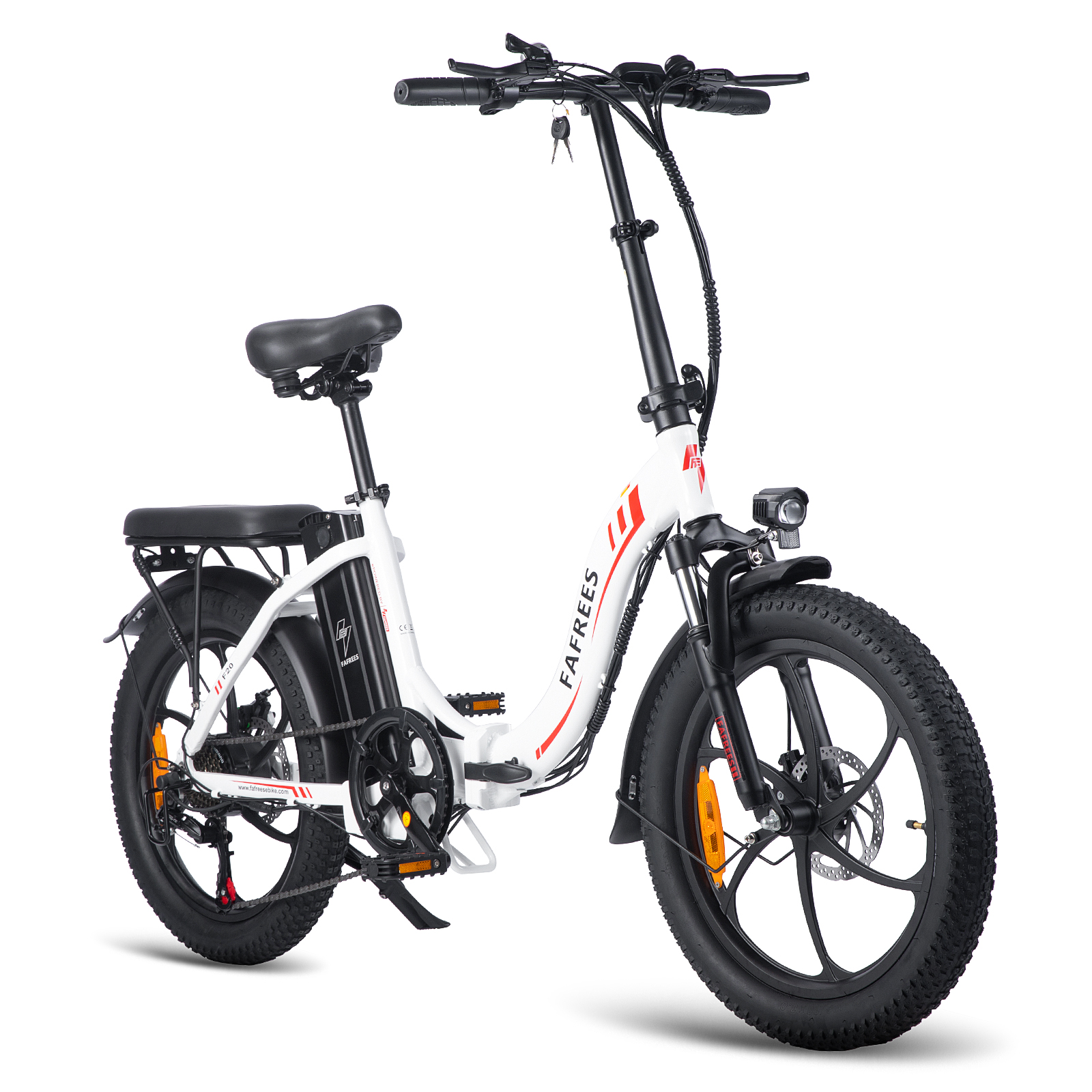 Weißes, faltbares Elektrofahrrad mit schwarzen Reifen, Scheinwerfer und kleinem Gepäckträger. Weißer Hintergrund.