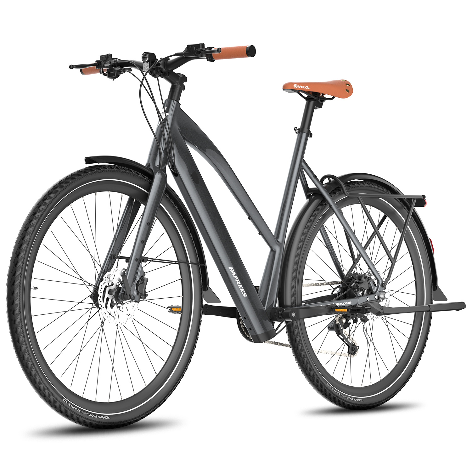 Una bicicleta eléctrica gris con manillar y asiento marrones, fondo blanco.