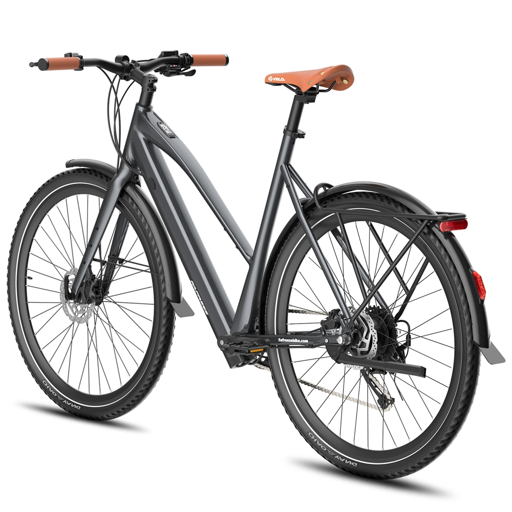 Bicicletta elettrica grigia con sella marrone, pneumatici neri e sfondo bianco.