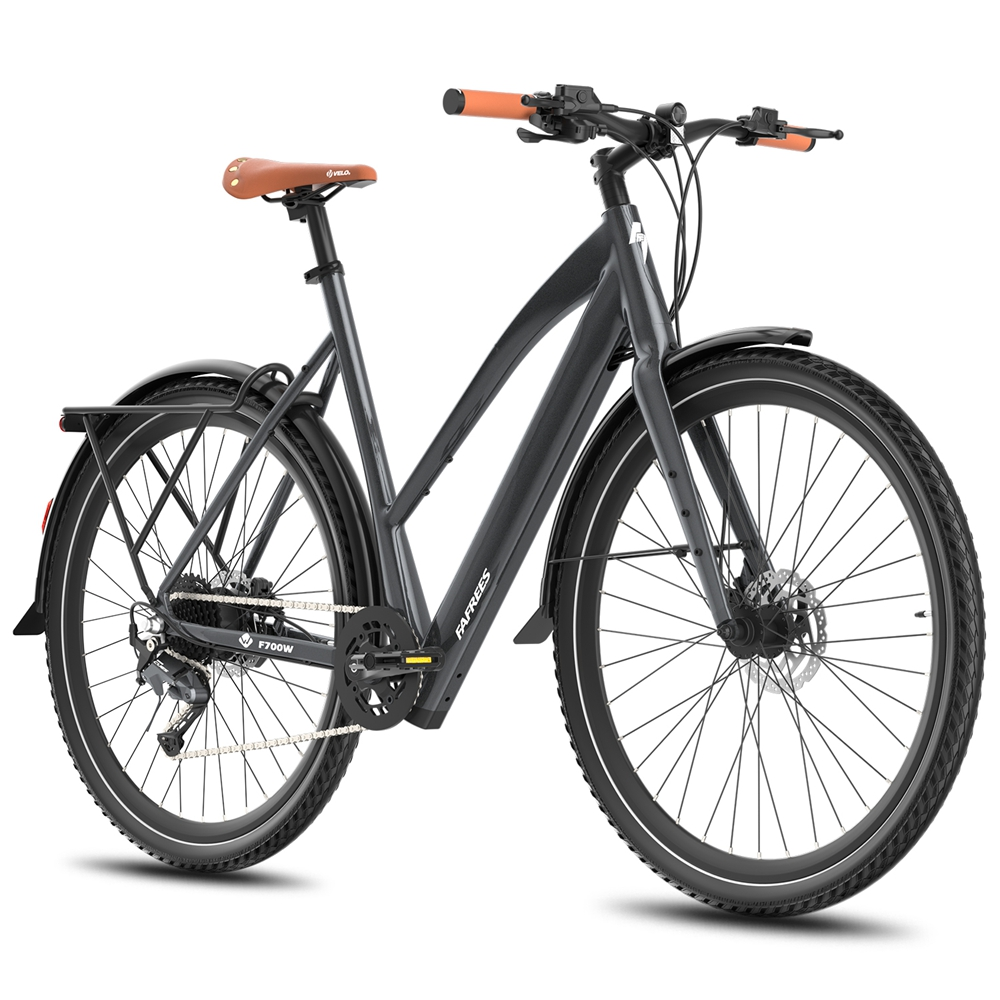 Una bicicletta elettrica grigio scuro con pneumatici neri e sella marrone. È su sfondo bianco.