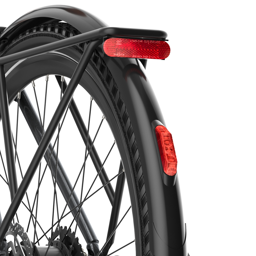 Primo piano di una ruota di bicicletta e parafango nero con catarifrangenti rossi.