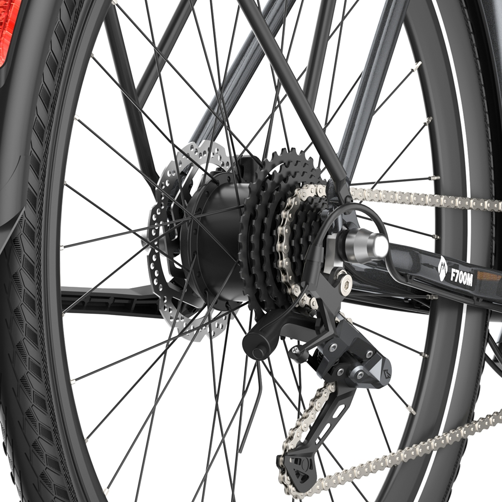 Primo piano di una ruota di bicicletta con cassetta, catena e freno a disco.