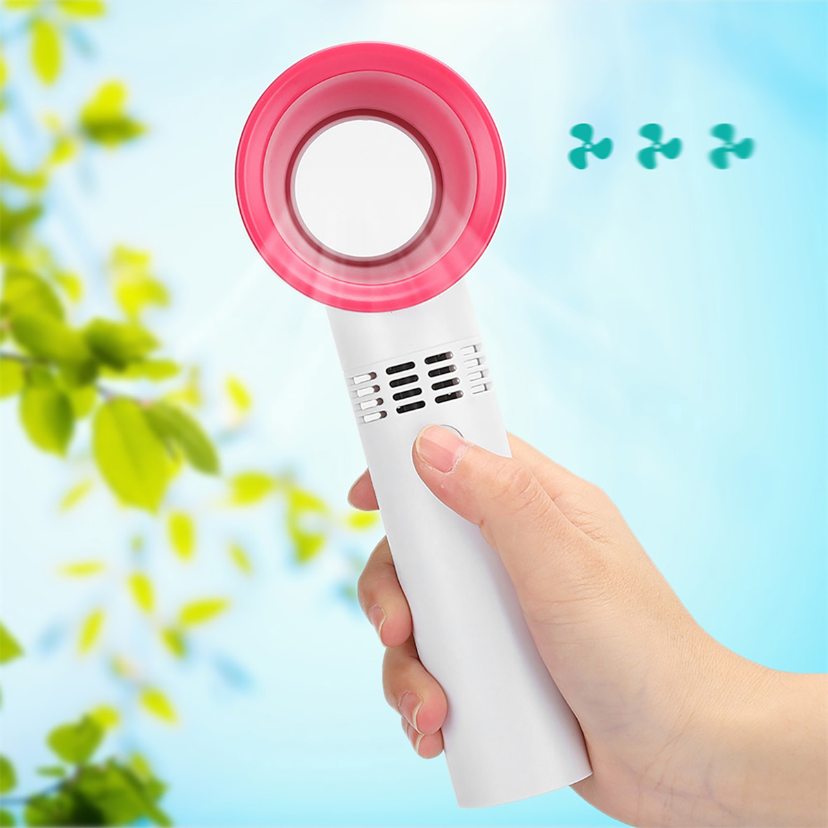 Ein weiß-rosa tragbarer Ventilator, der von einer Hand gehalten wird, mit blauem Himmel.