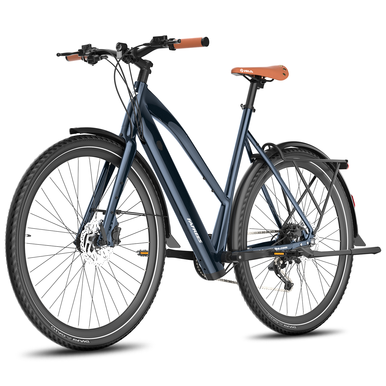 Bicicleta eléctrica azul con asiento y manillar marrones, sobre fondo blanco.