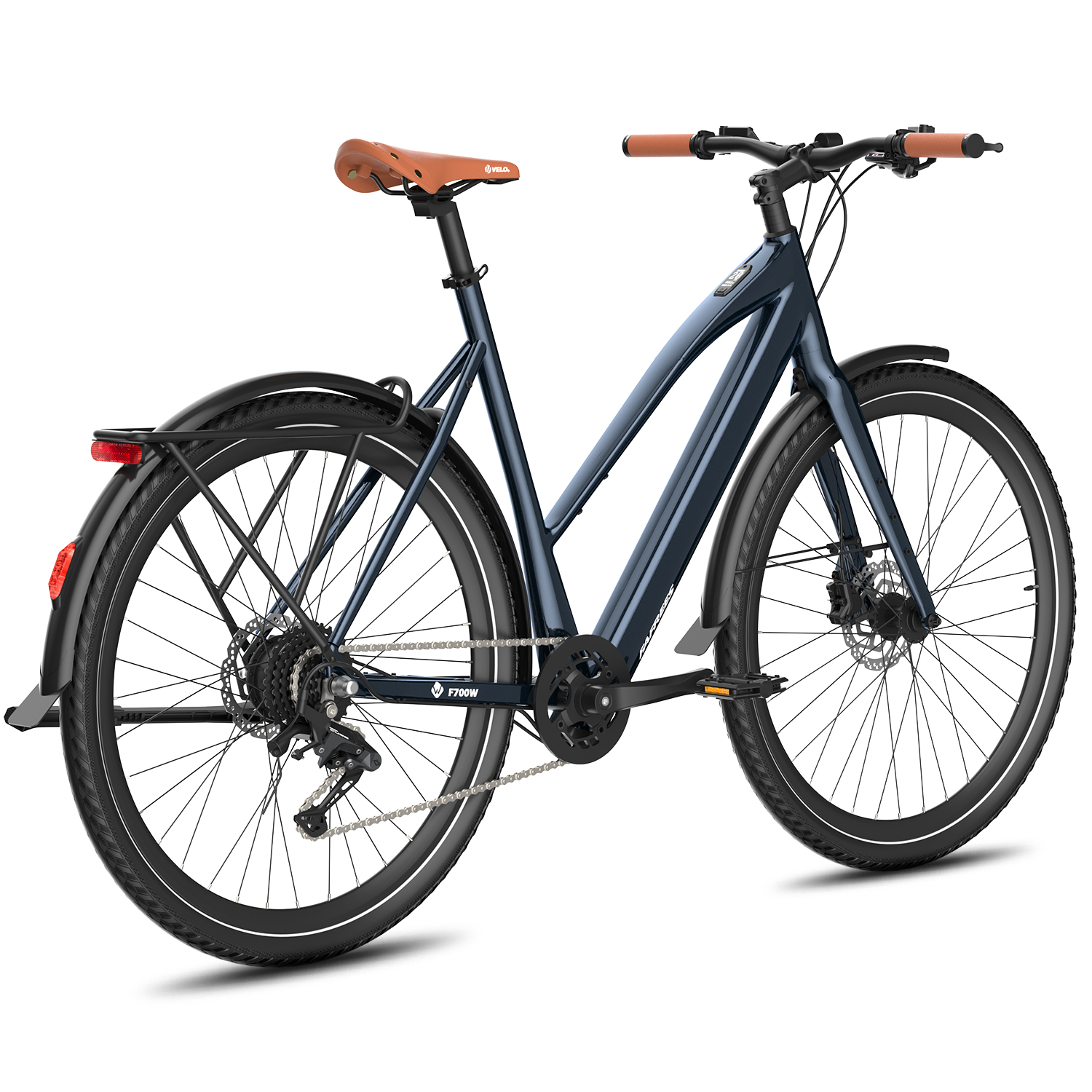 Blaues Elektrofahrrad auf weißem Hintergrund. Verfügt über einen braunen Sitz und Lenker.