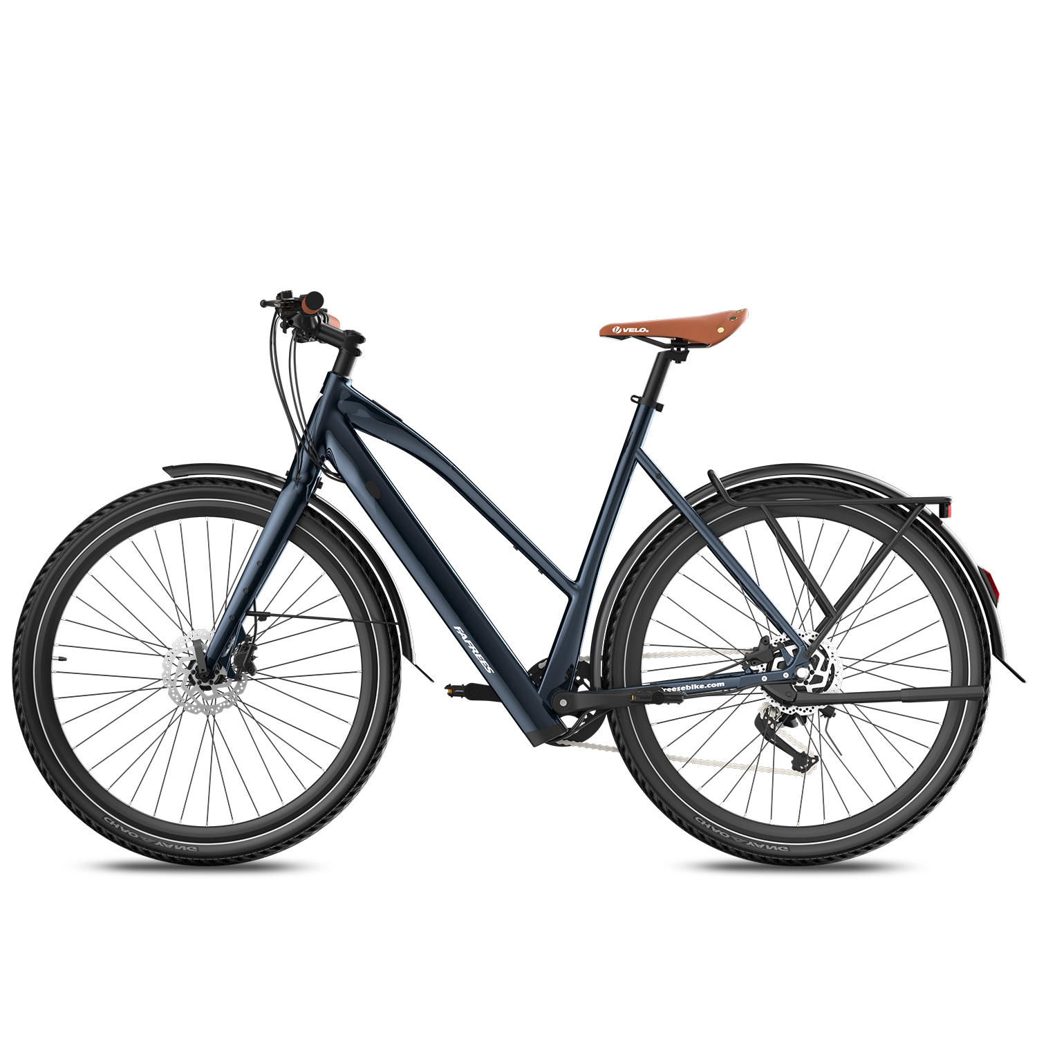 Ein blaues Elektrofahrrad mit schwarzen Reifen und einem braunen Ledersitz.