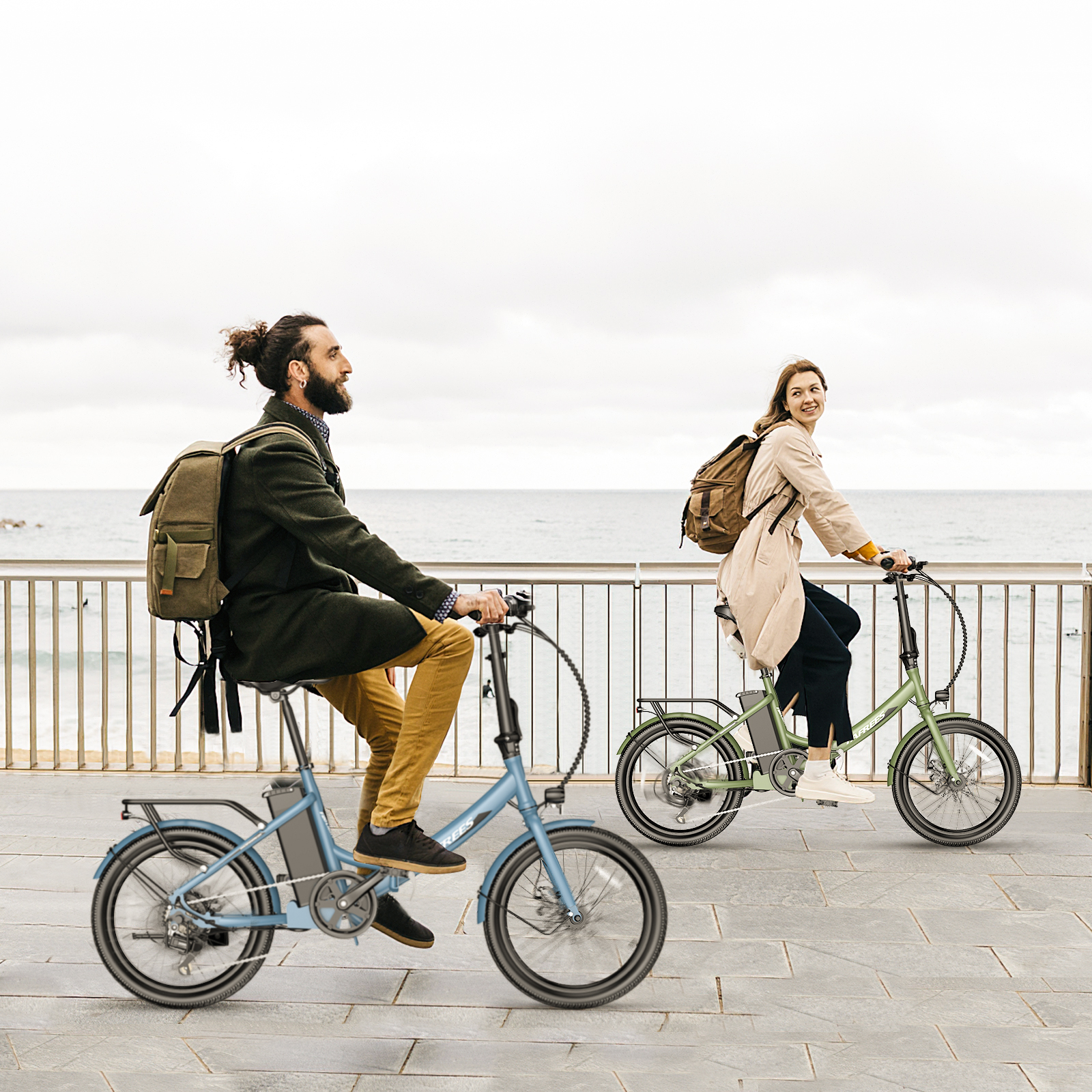 Zwei Personen fahren auf einer Promenade Fahrrad, im Hintergrund das Meer.