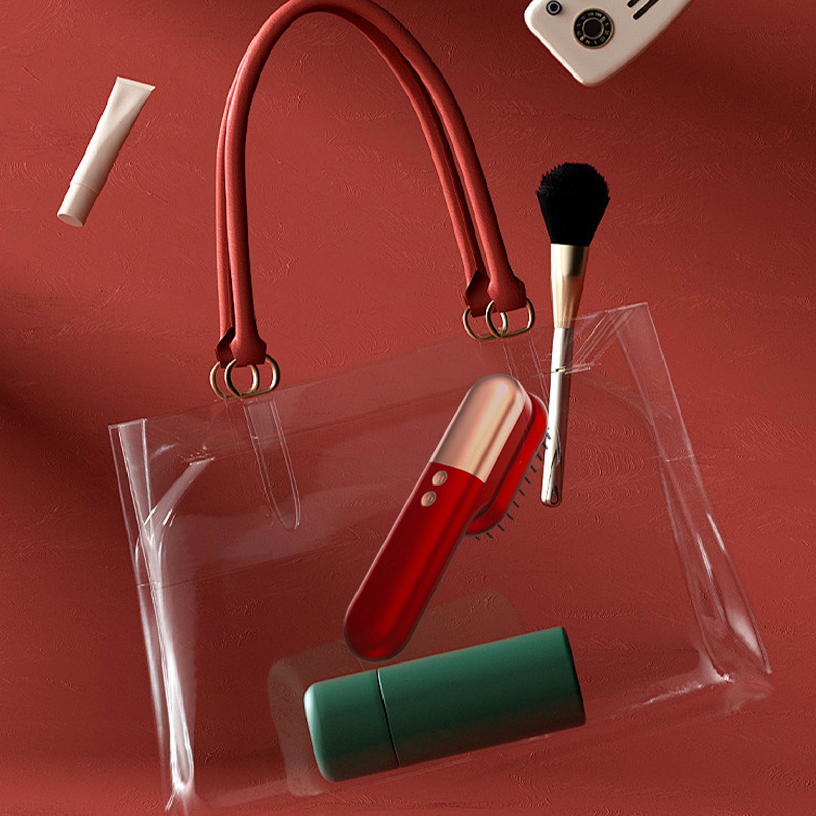 Transparente Tragetasche mit Kosmetikartikeln. Roter Lippenstiftpinsel, grüner Behälter, weiße Tube, rote Griffe, auf rotem Hintergrund.