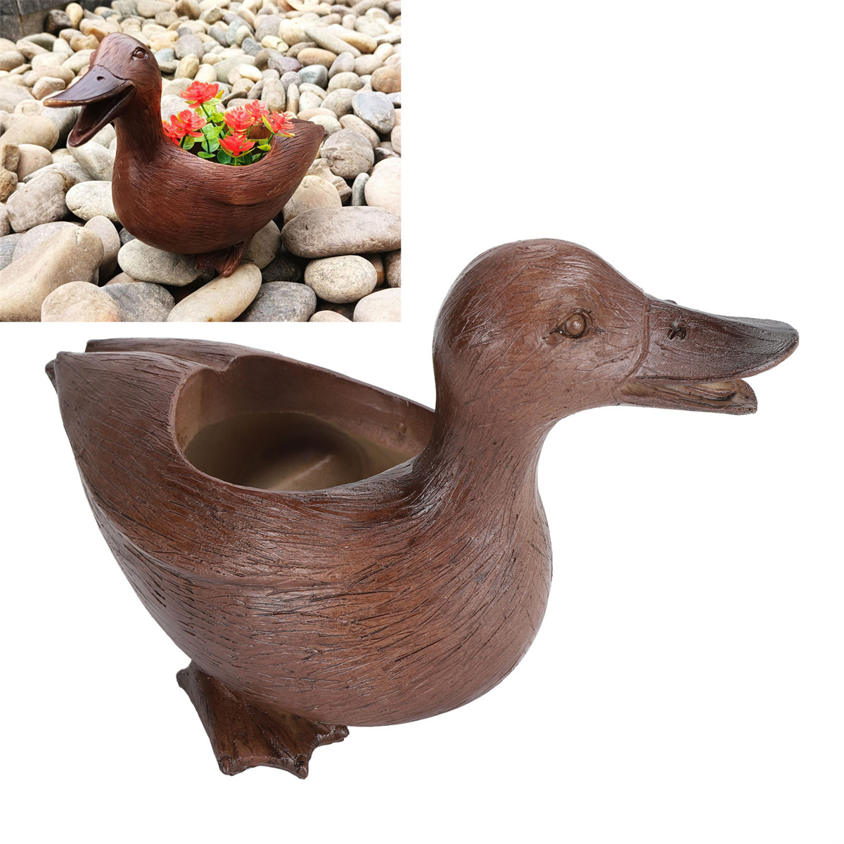 Ein brauner, entenförmiger Pflanzkübel mit roten Blumen. Die Ente steht auf einem Kiesbett, vor weißem Hintergrund.