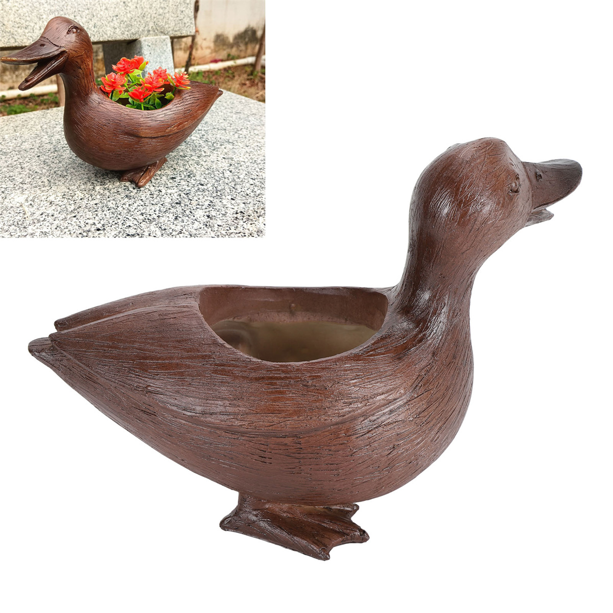 Brauner Enten-Pflanzkübel mit Blumen. Ein weiterer Enten-Pflanzkübel auf Stein.