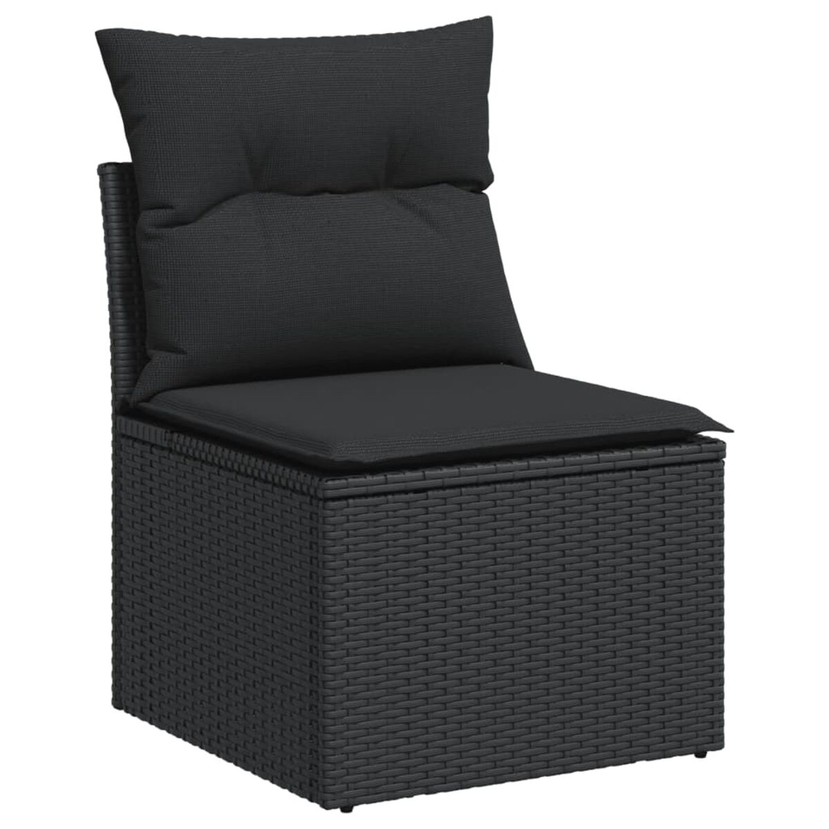 Sedia in vimini nera con un cuscino nero. È su sfondo bianco.