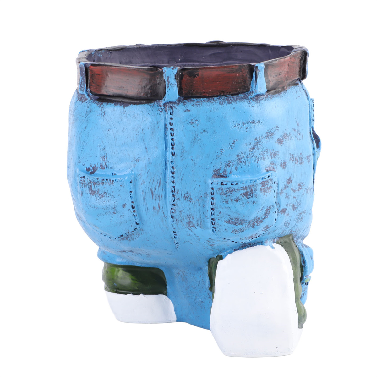 Ein blauer Jeans-Blumentopf mit braunem Gürtel und weißer Hose.