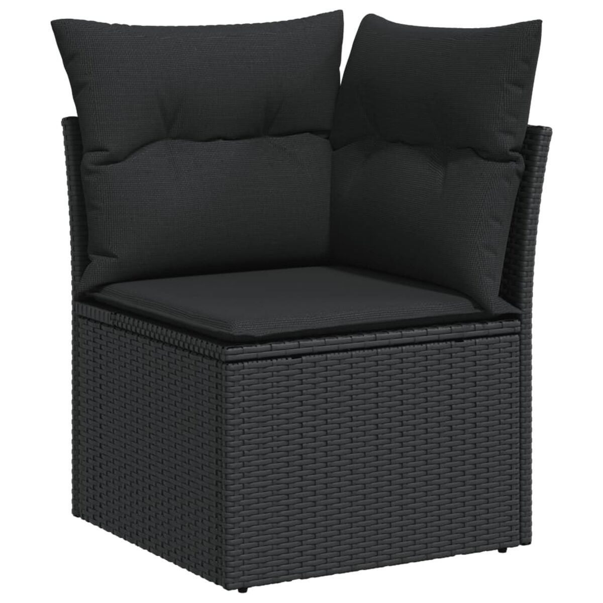 Una sedia angolare nera con cuscini, realizzata in materiale scuro intrecciato, posta su uno sfondo bianco.