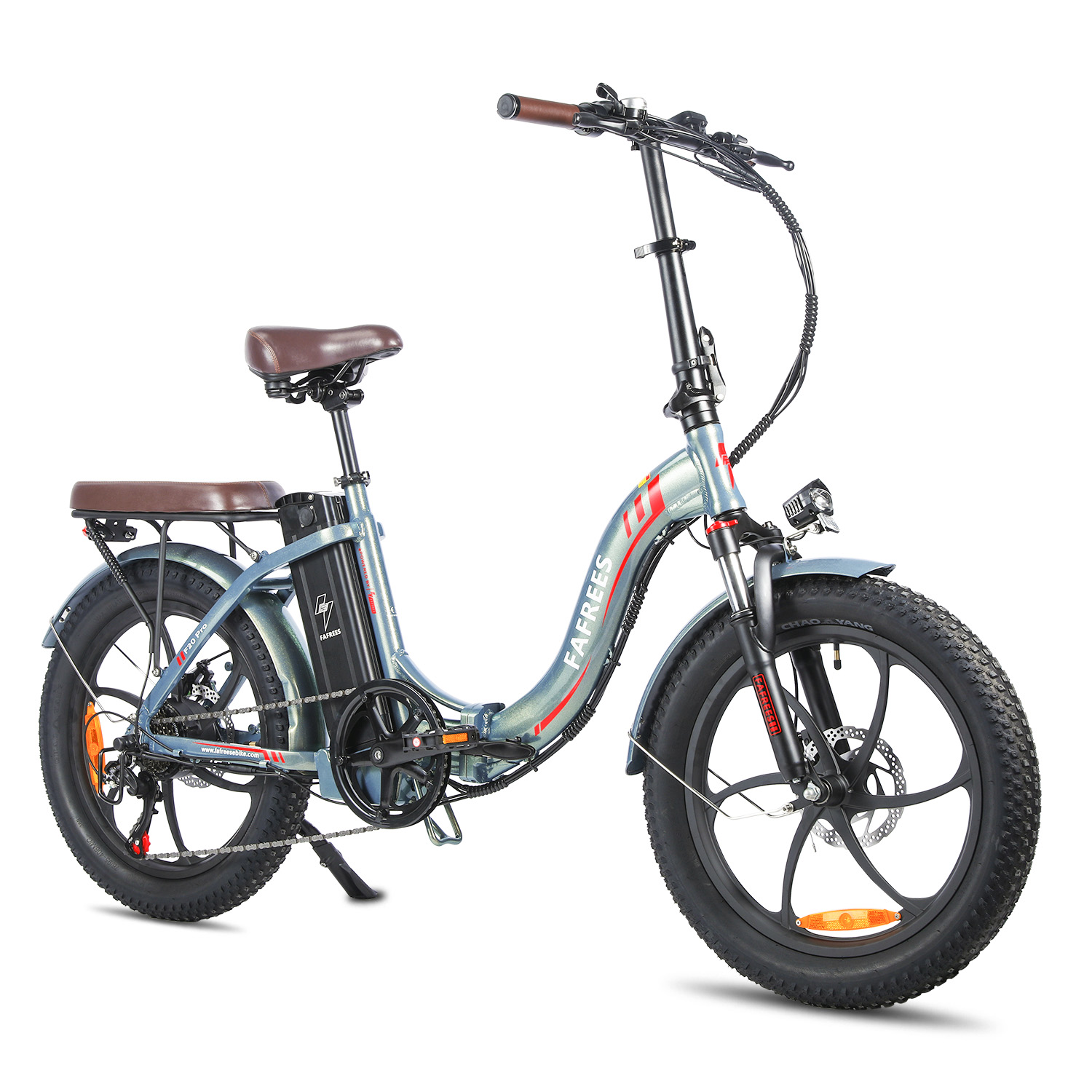 Blau-graues Faltrad mit braunem Sitz und Reifen. Das Fahrrad steht vor weißem Hintergrund.
