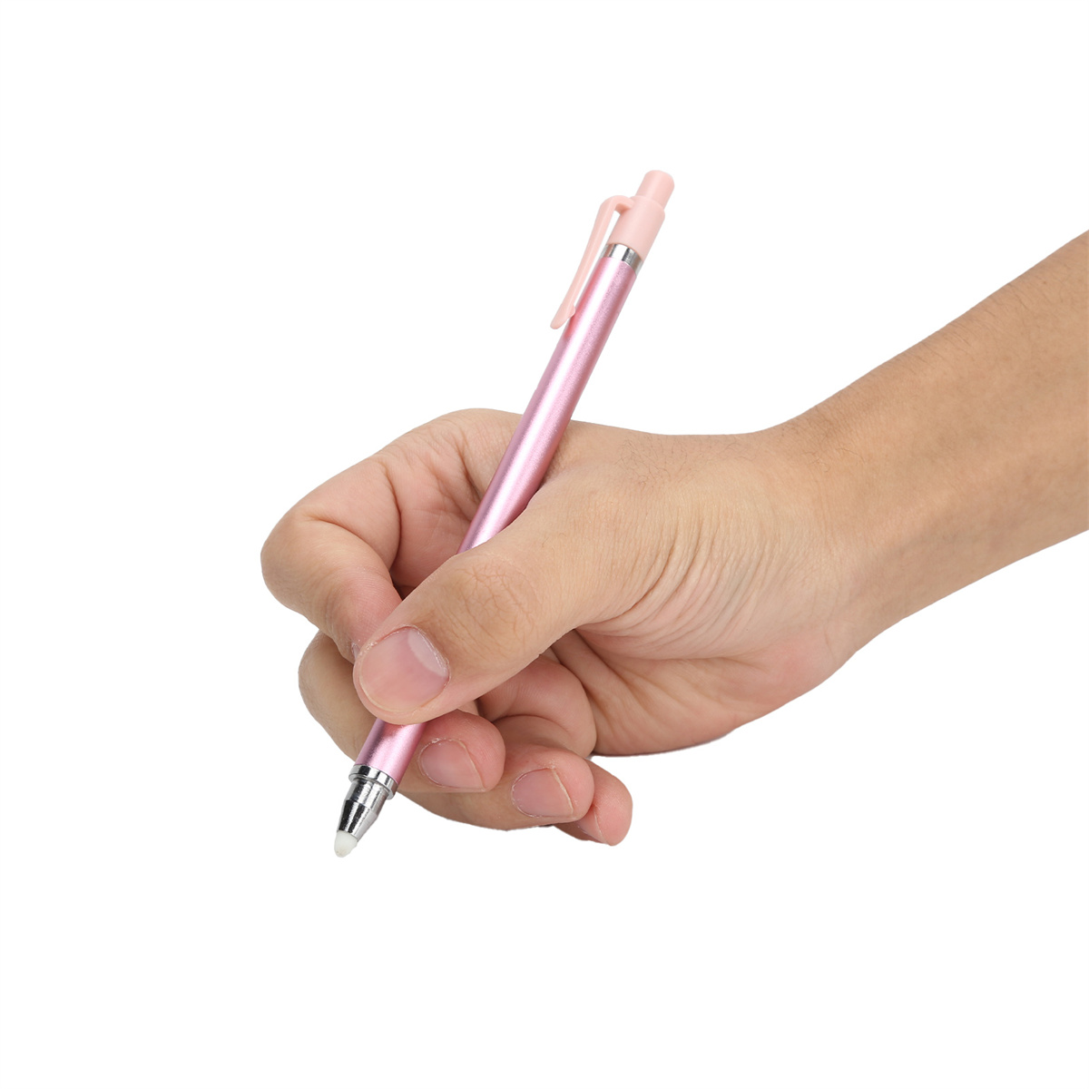 Eine Hand, die einen rosa Stift hält und schreibt. Der Stift hat eine silberne Spitze und einen Clip.