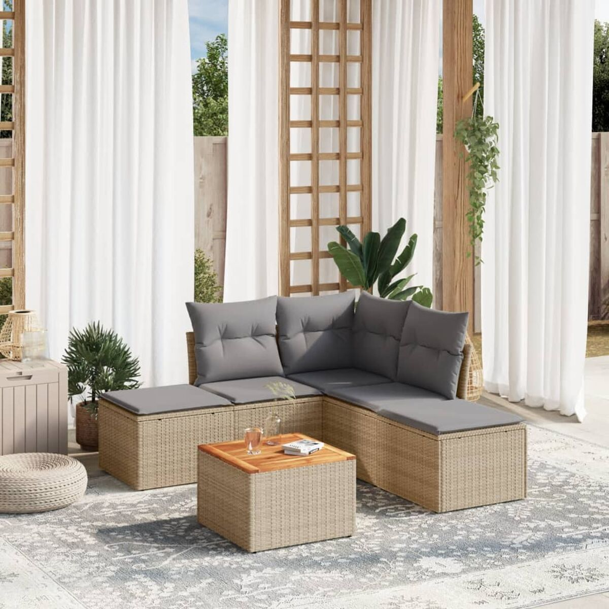 Outdoor-Rattanmöbel-Set. Es umfasst ein Ecksofa, einen kleinen Tisch und einen Teppich.