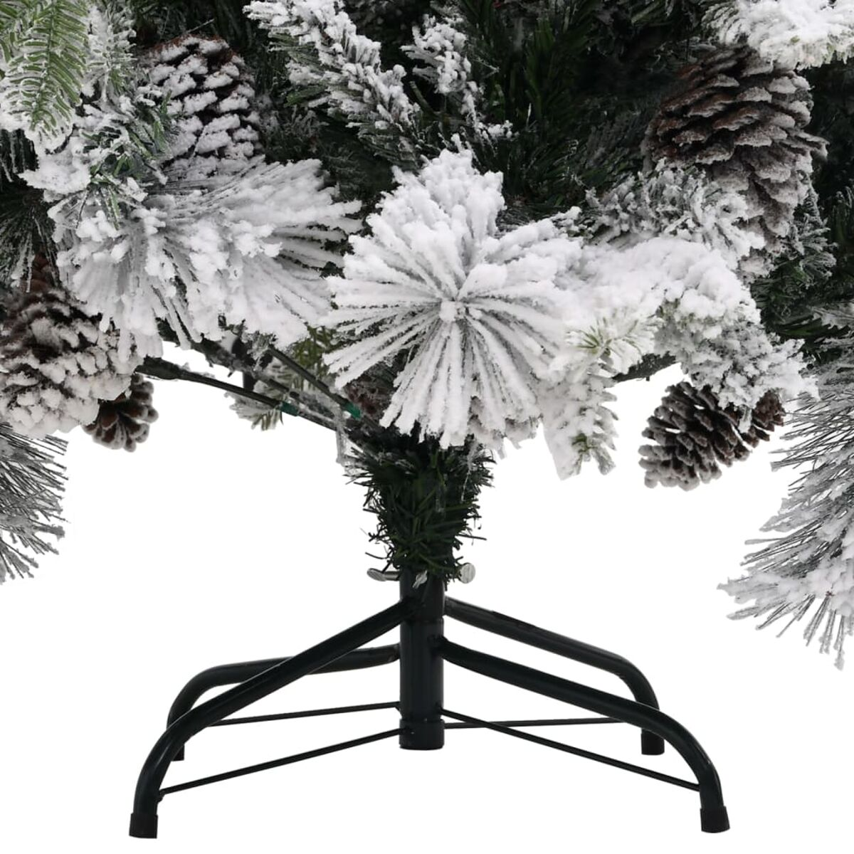 Nahaufnahme eines schneebedeckten Weihnachtsbaums mit Tannenzapfen, auf weißem Hintergrund.