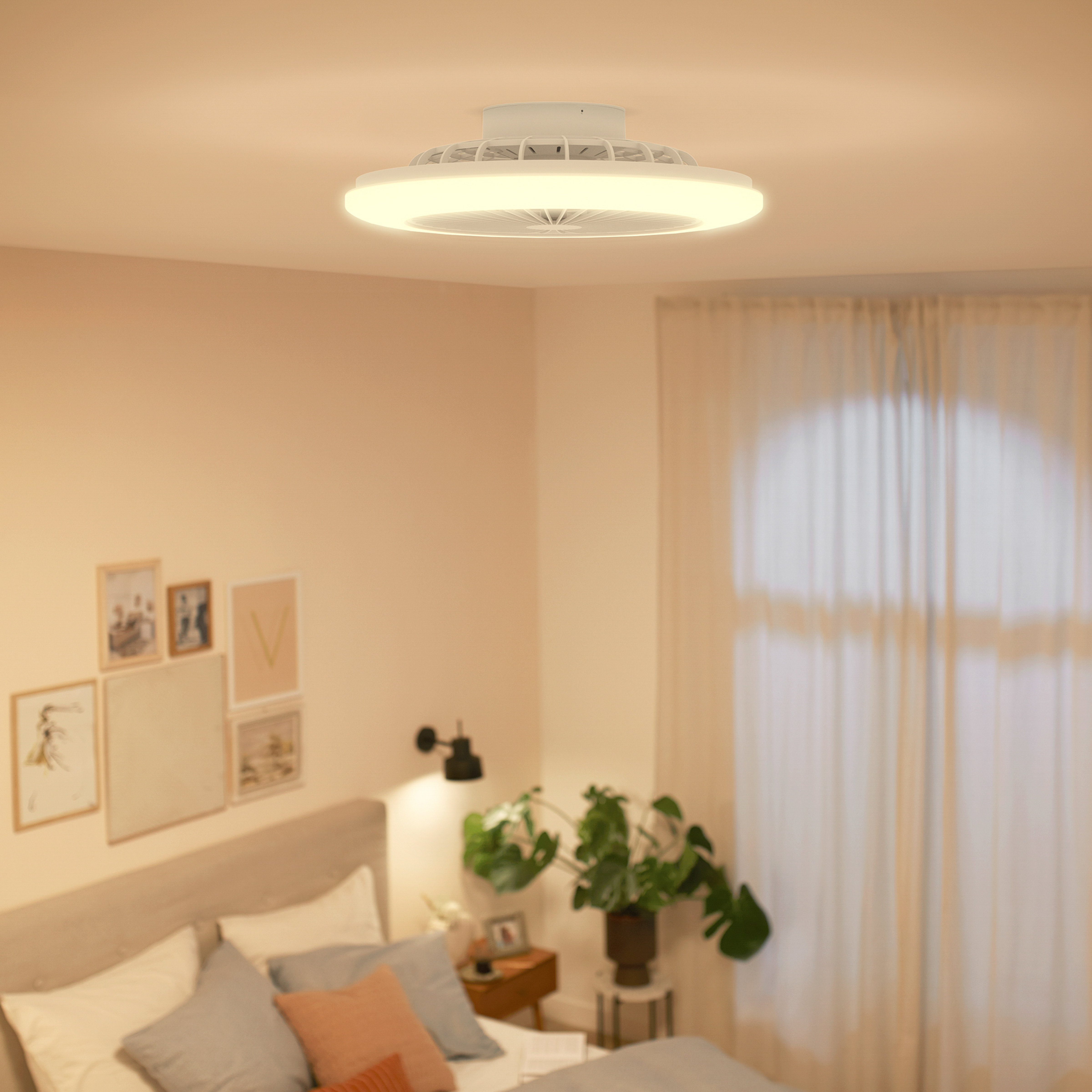 Un ventilateur de plafond blanc avec une lumière, dans une chambre.