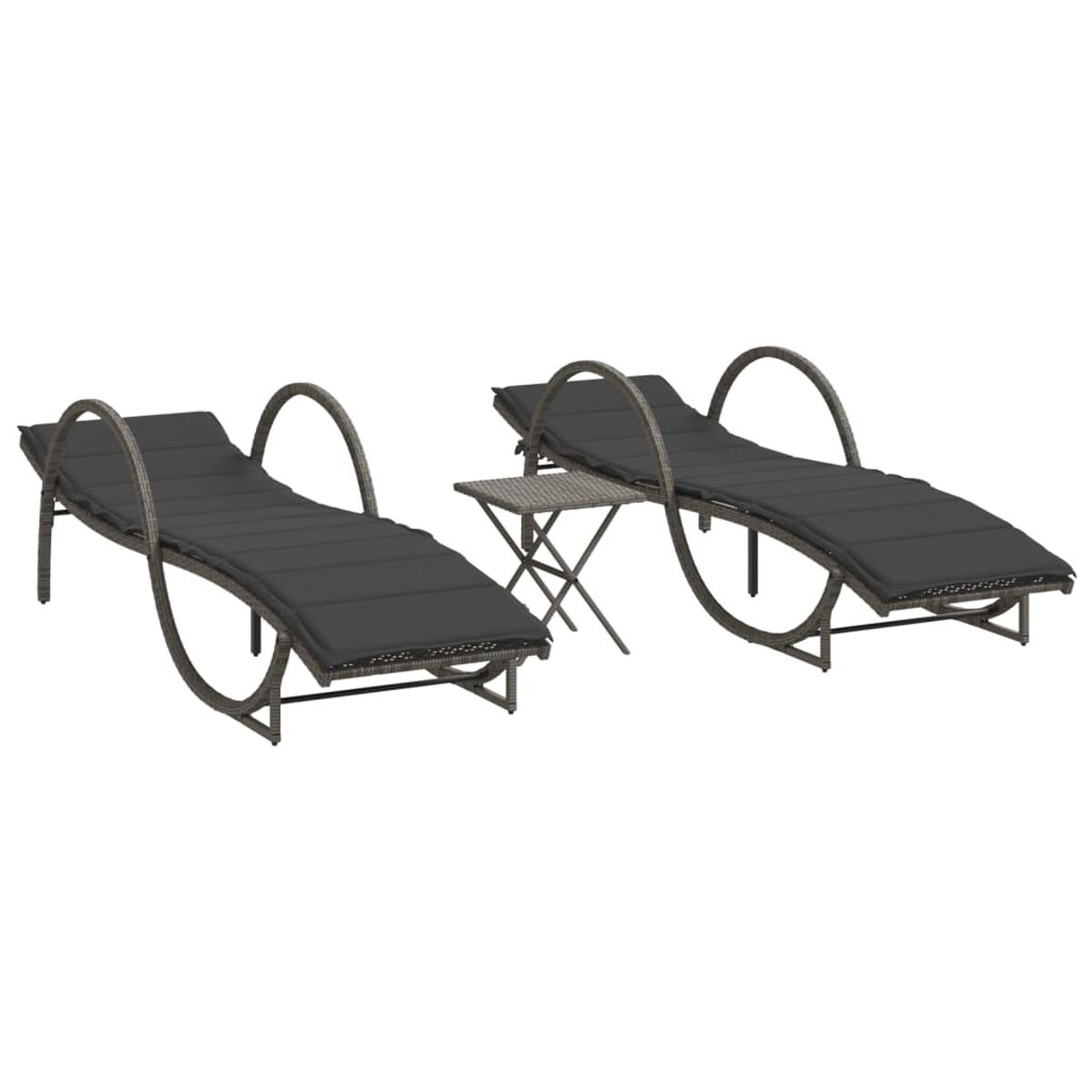 Due chaise longue da esterno e un tavolino, tutto in stile rattan.