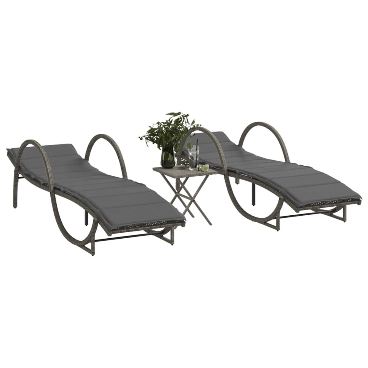 Due chaise longue grigie con telai curvi e un tavolino con un vaso di fiori.