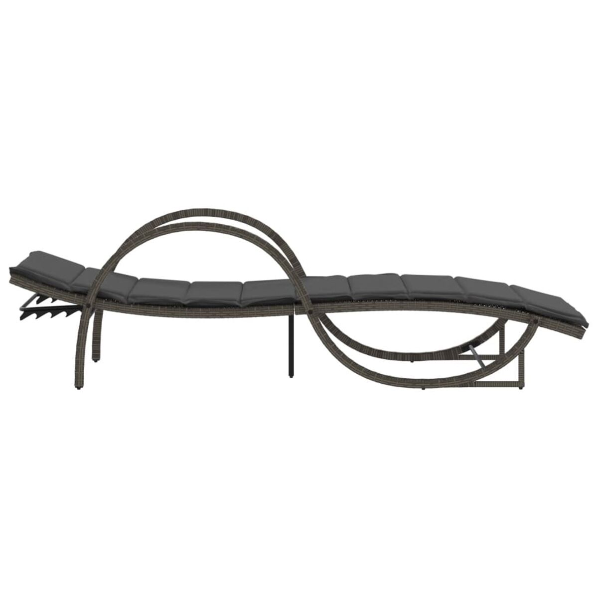 Una chaise longue da esterno in vimini con un cuscino grigio scuro. La chaise longue ha un design curvo.