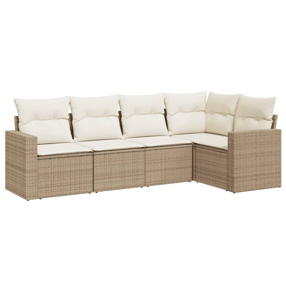 Divano angolare in vimini beige con cuscini color crema. Lo sfondo è bianco.