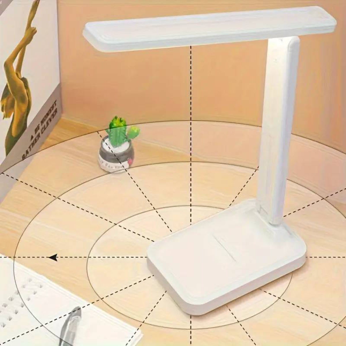 Weiße Schreibtischlampe mit rechteckigem Licht. Die Lampe steht auf einem Schreibtisch mit einem Kaktus und Papieren.
