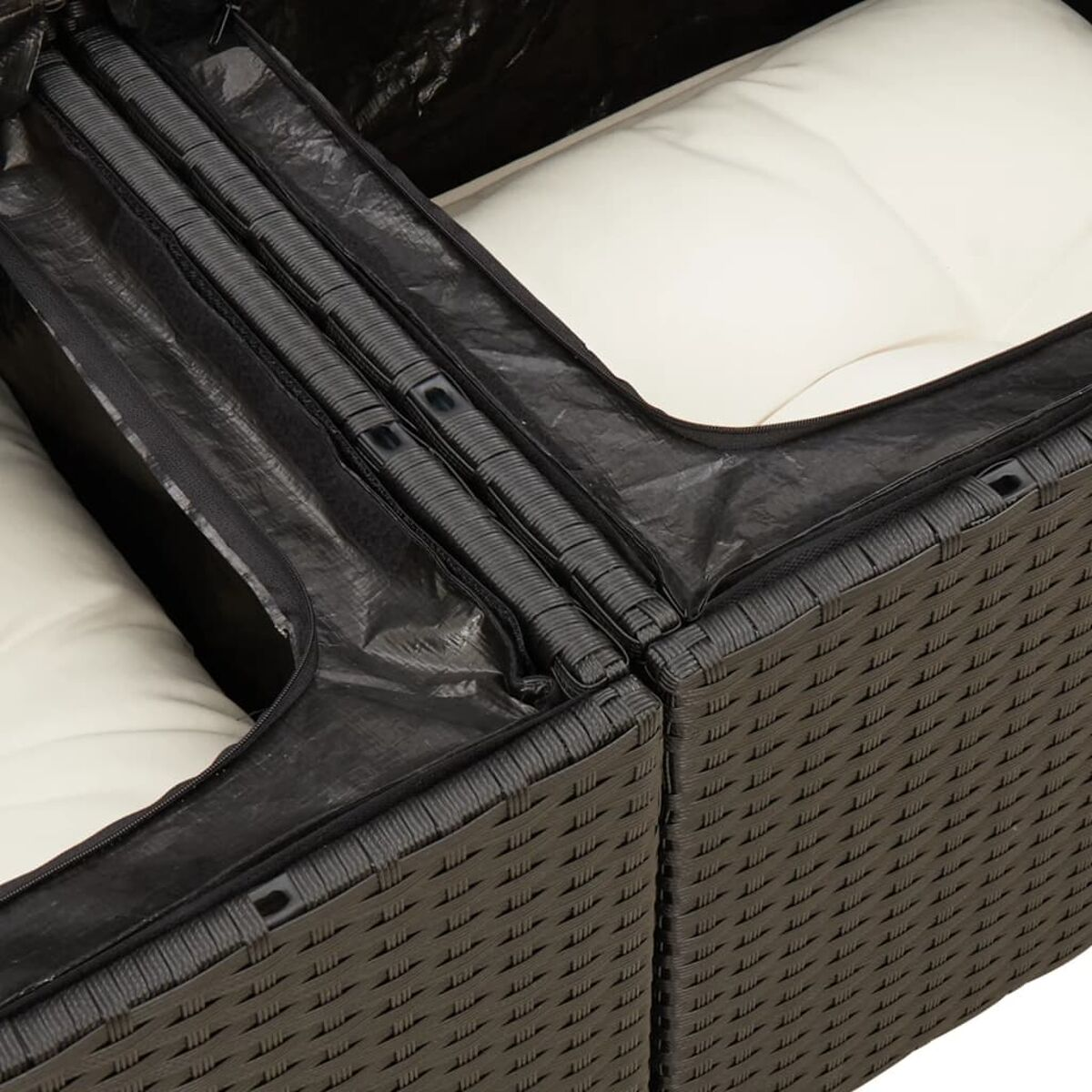 Primo piano dell'angolo di una sedia in vimini con un telone di plastica nera.