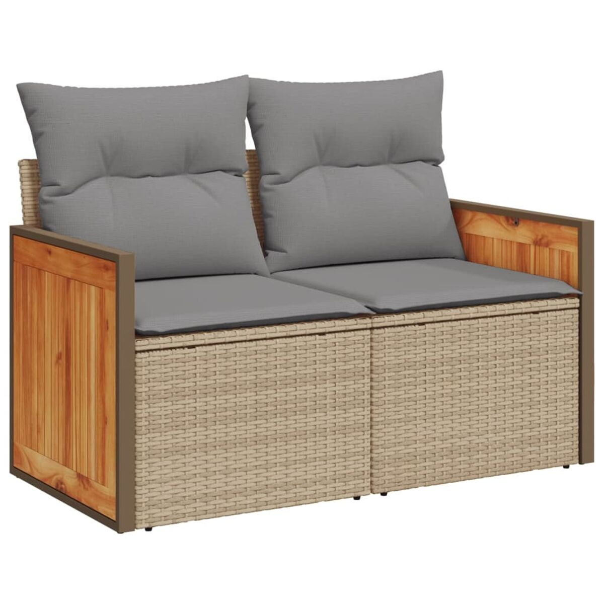 Divano a due posti in rattan beige con cuscini grigi e braccioli in legno.