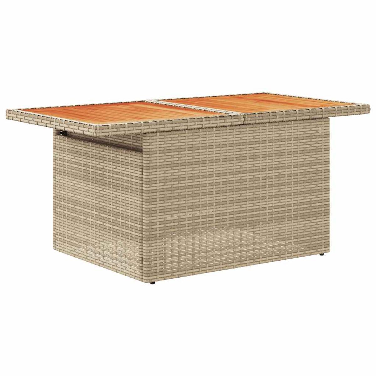 Tavolo da esterno in vimini beige con piano in legno. Sfondo bianco.
