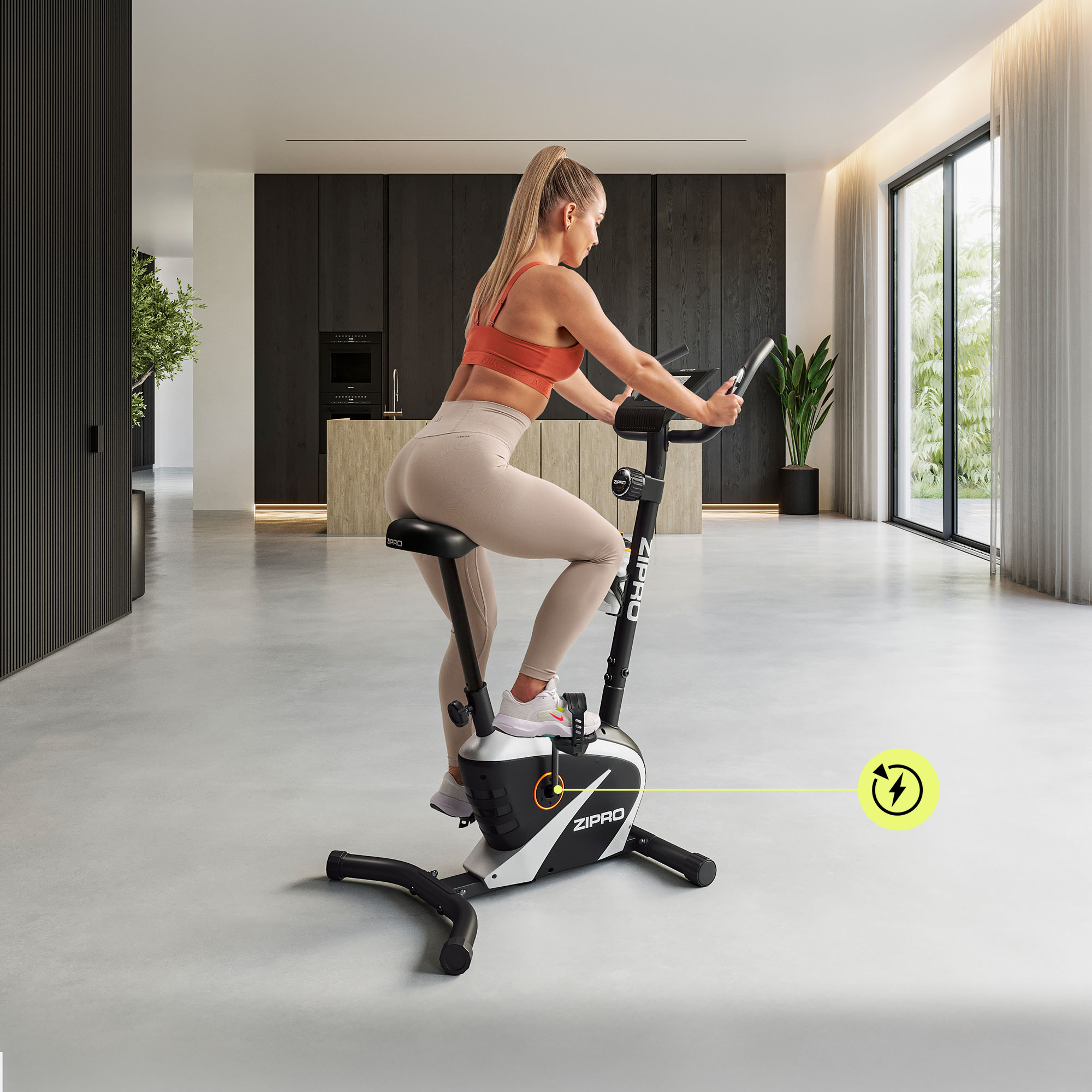 Frau trainiert drinnen auf einem Heimtrainer, mit einem Logo auf dem Fahrrad.
