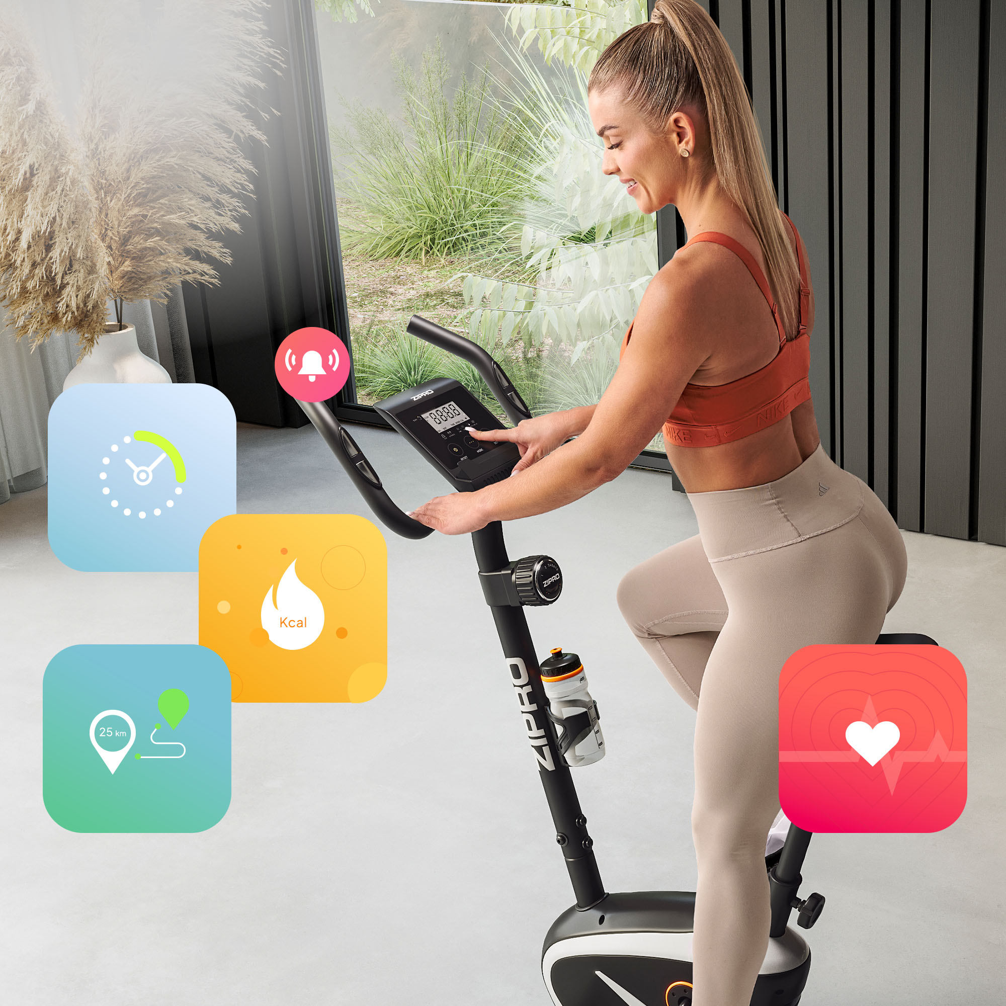 Frau auf Heimtrainer. Symbole auf dem Bildschirm, Standort, Kalorien und Herz. Blondes Haar, orangenes Oberteil.