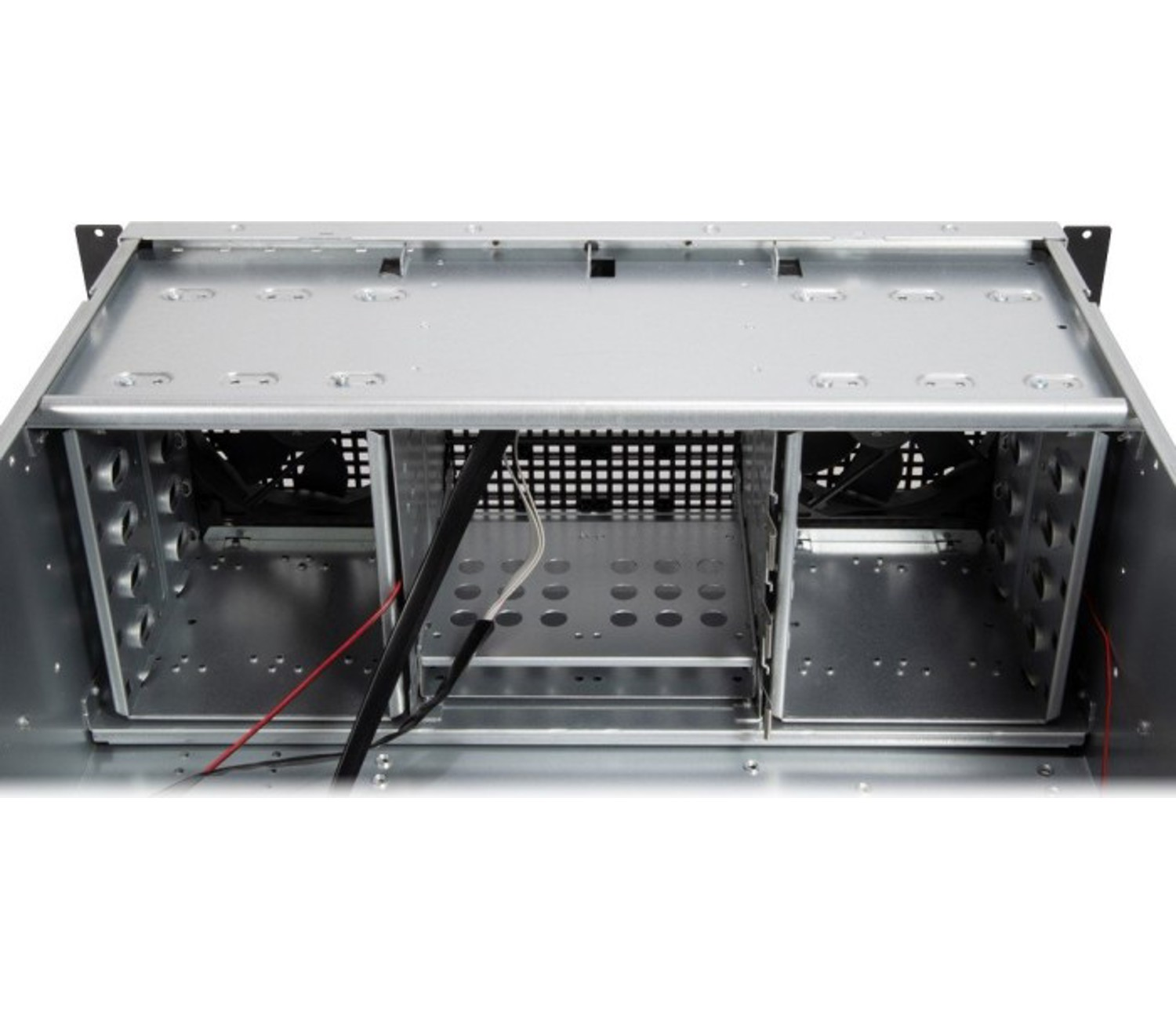 Binnenkant van een computerkast, met metalen frame, ventilatoren en componenten. Lege compartimenten.