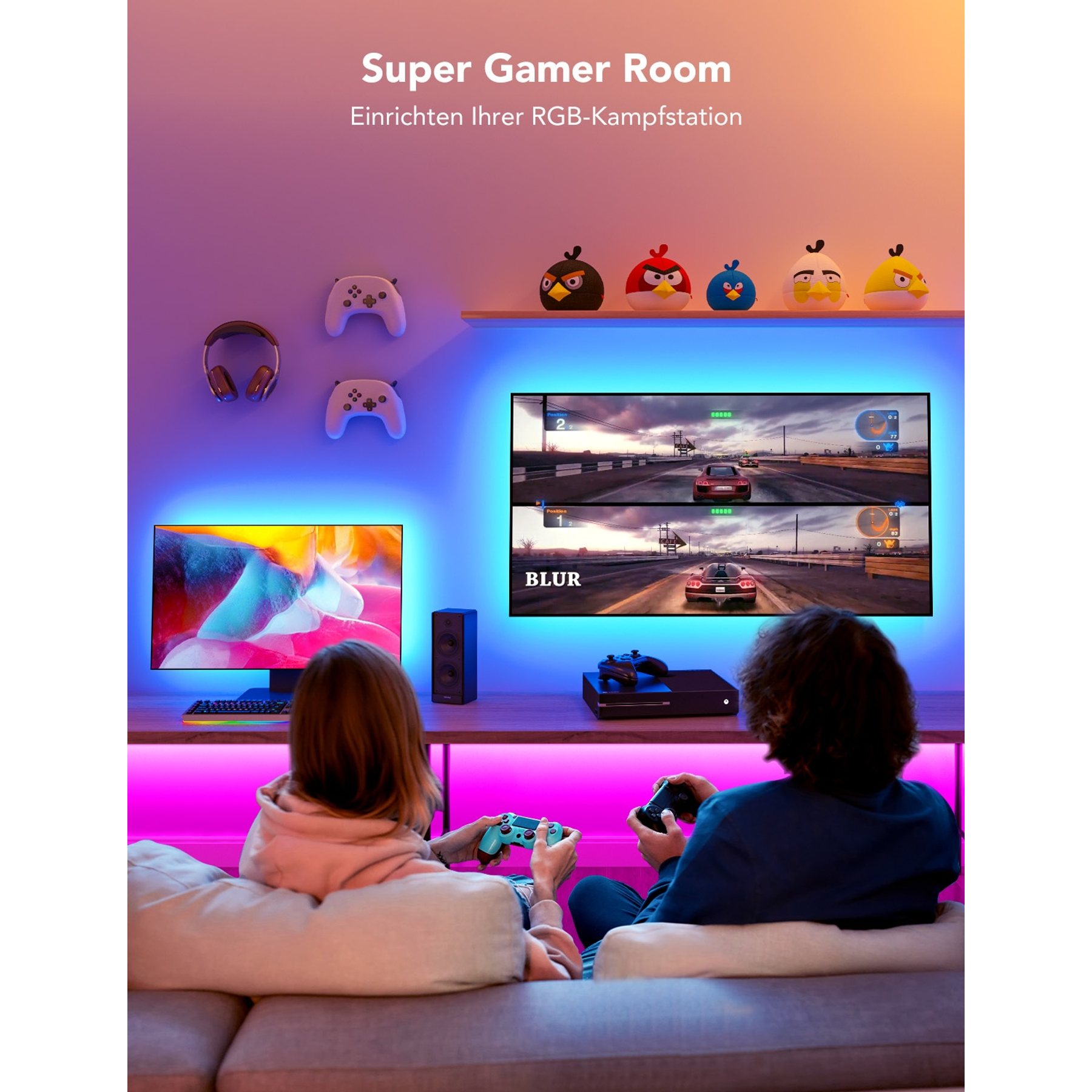 Stanza da gamer con due persone che giocano ai videogiochi, schermi, controller ed elementi decorativi.