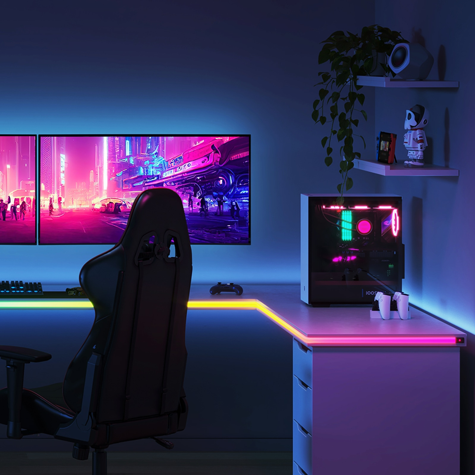 Gaming-Setup: zwei Monitore, schwarzer Stuhl, Neonlichter, Computer und Regale mit Gegenständen. Dunkler Raum.