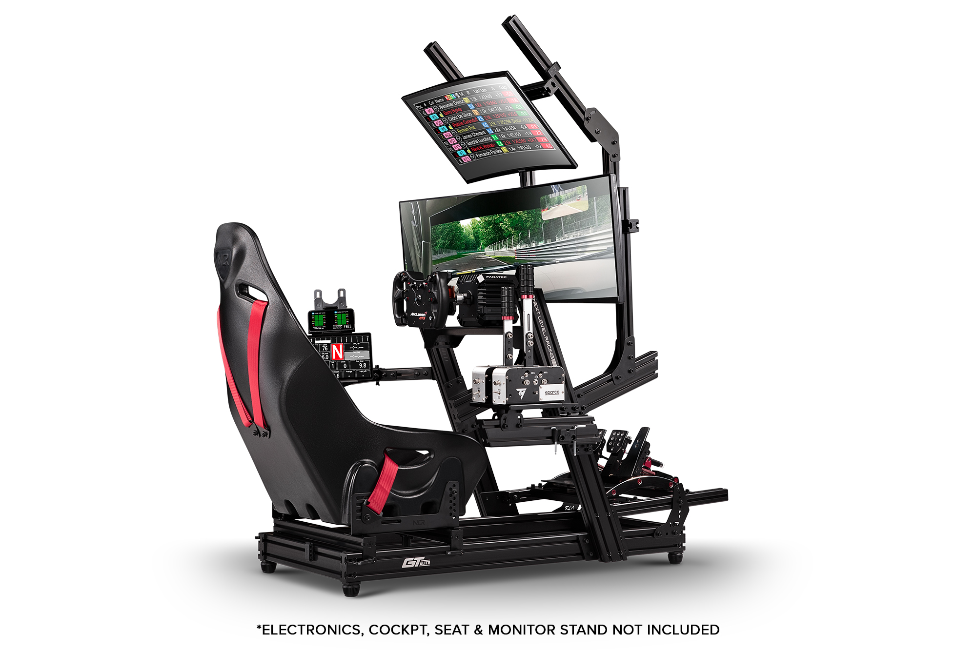 Una configuración de simulador de carreras. Incluye un asiento de carreras negro, monitores y un volante.