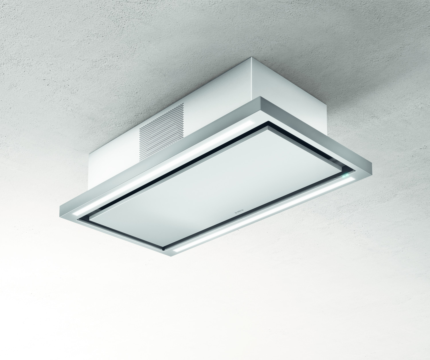 Cappa da cucina bianca moderna montata a soffitto con luci. È sopra una superficie bianca.