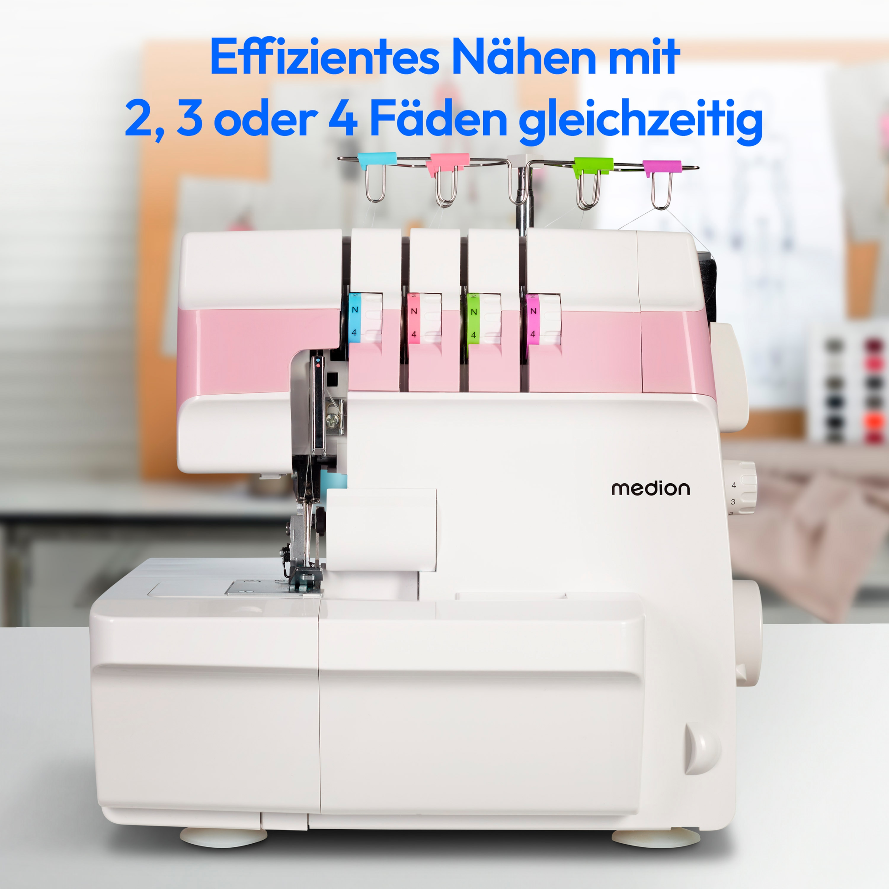Biała i różowa maszyna do szycia z tekstem. Tekst: Effizientes Nähen mit 2, 3 oder 4 Fäden gleichzeitig.