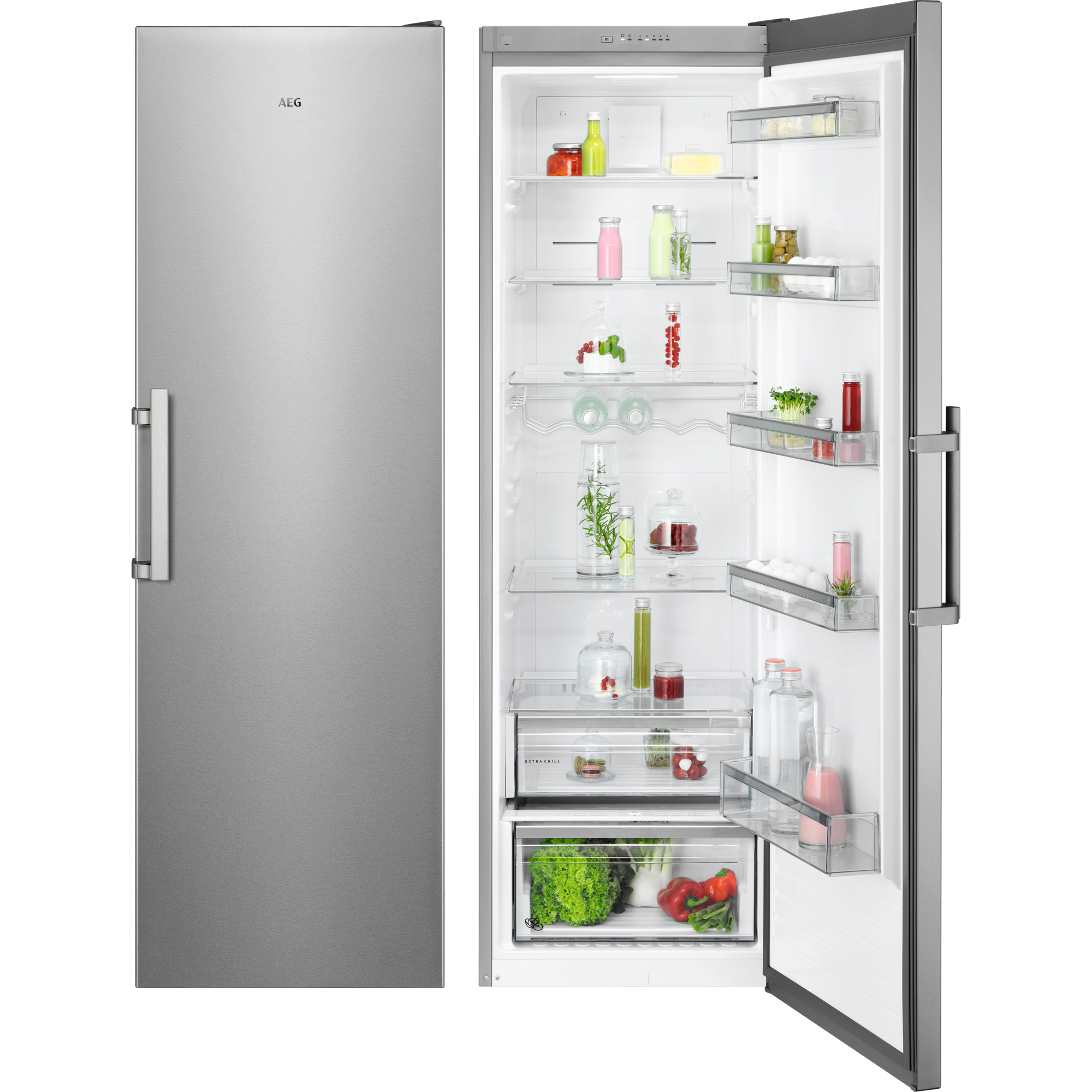 Silberner Kühlschrank, links geschlossen, rechts geöffnet mit Regalen, Essen und Getränken.