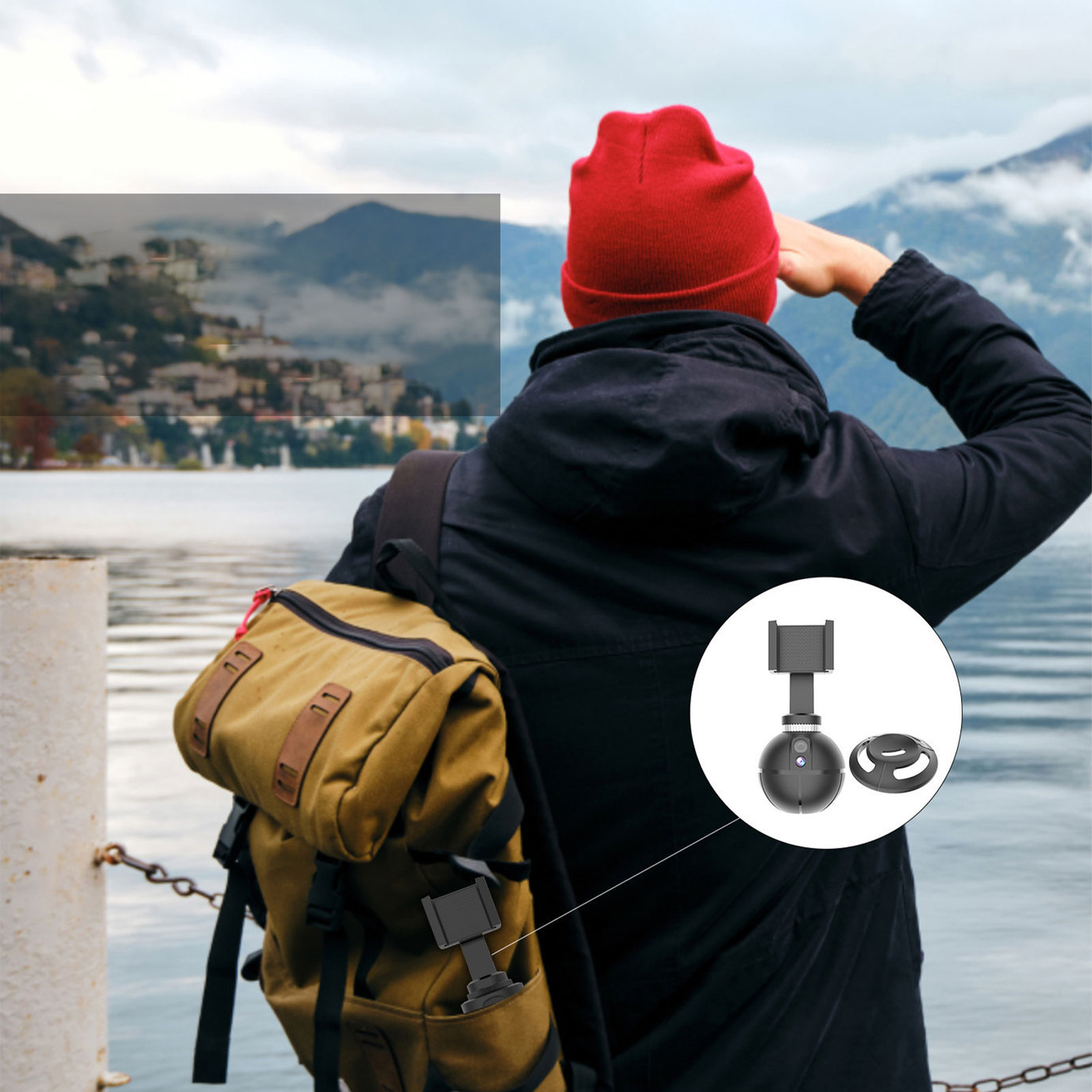 Eine Person mit Rucksack und roter Mütze schaut auf einen See, mit einem Telefonstabilisator.