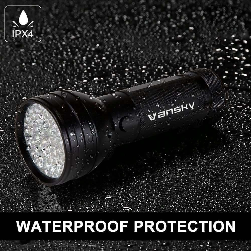 Schwarze Taschenlampe mit mehreren LEDs, umgeben von Wassertropfen und dem Text 'Waterproof Protection'.