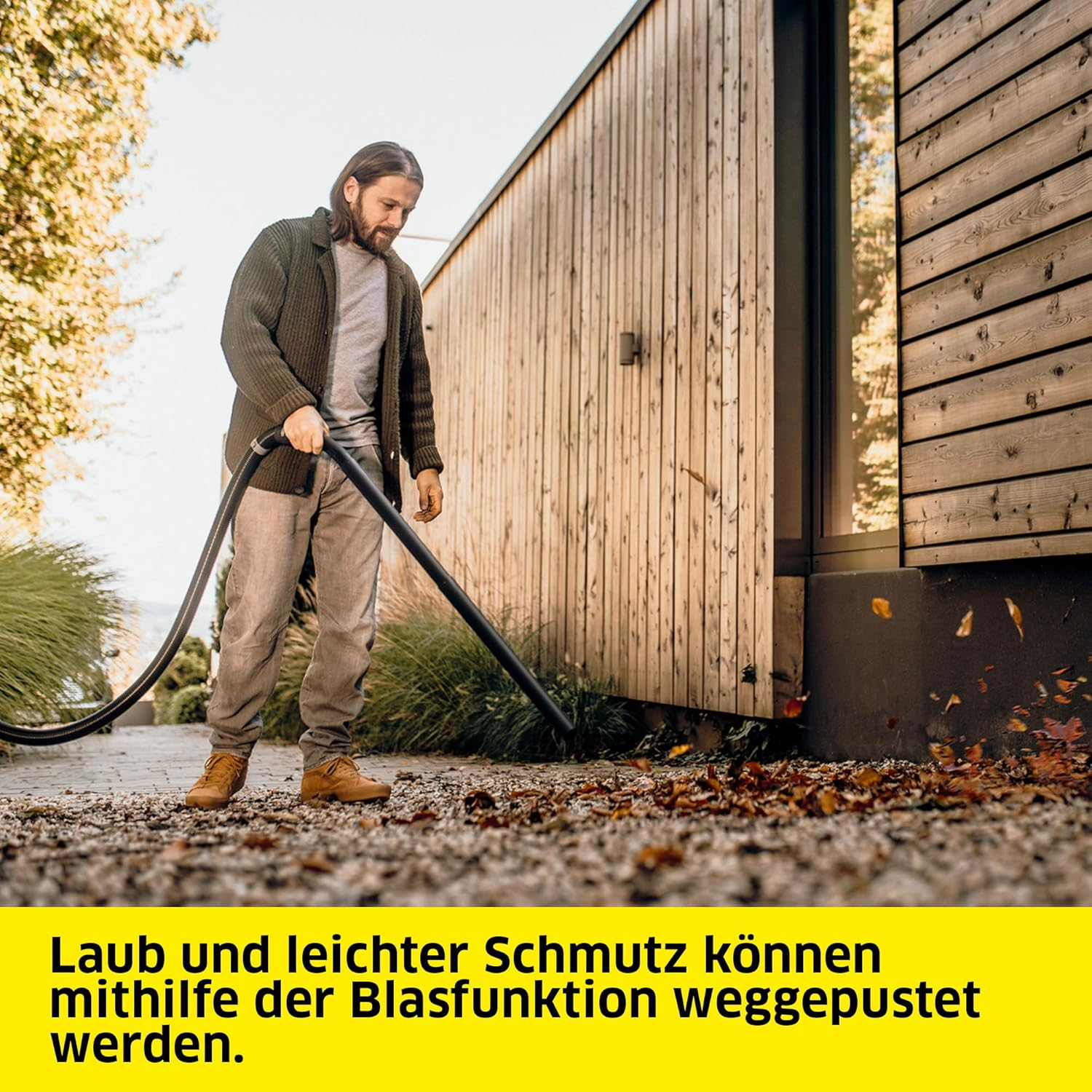 Mann saugt Blätter. Text: Blätter und leichter Schmutz können weggepustet werden.