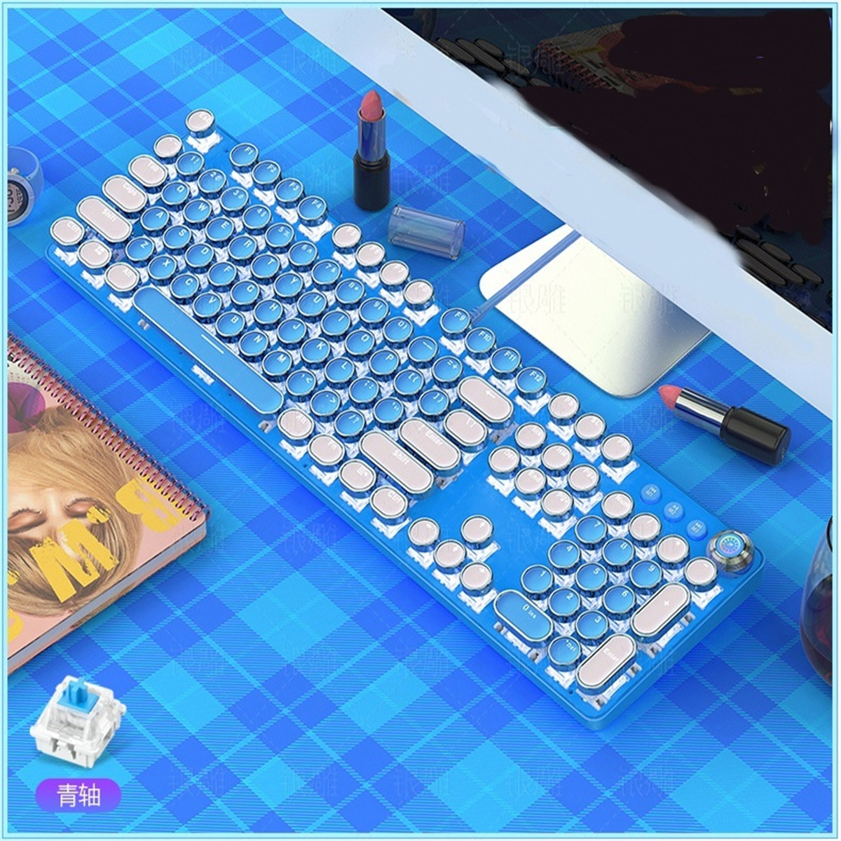 Blaue Tastatur mit runden Tasten, Lippenstift und ein Notizbuch auf blau-weiß karierter Oberfläche.