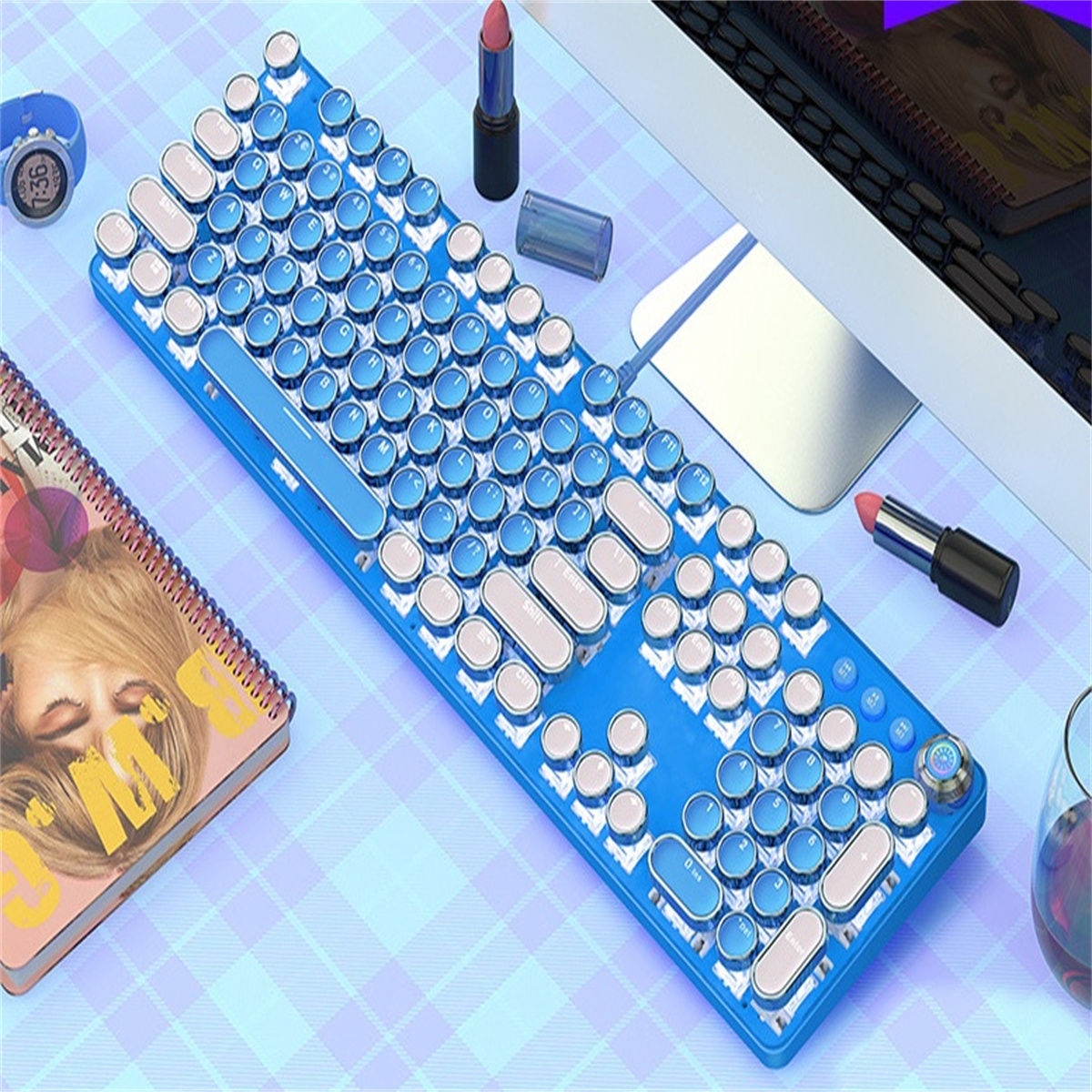 Blaue Tastatur im Retro-Stil mit weißen Tasten und Lippenstift.