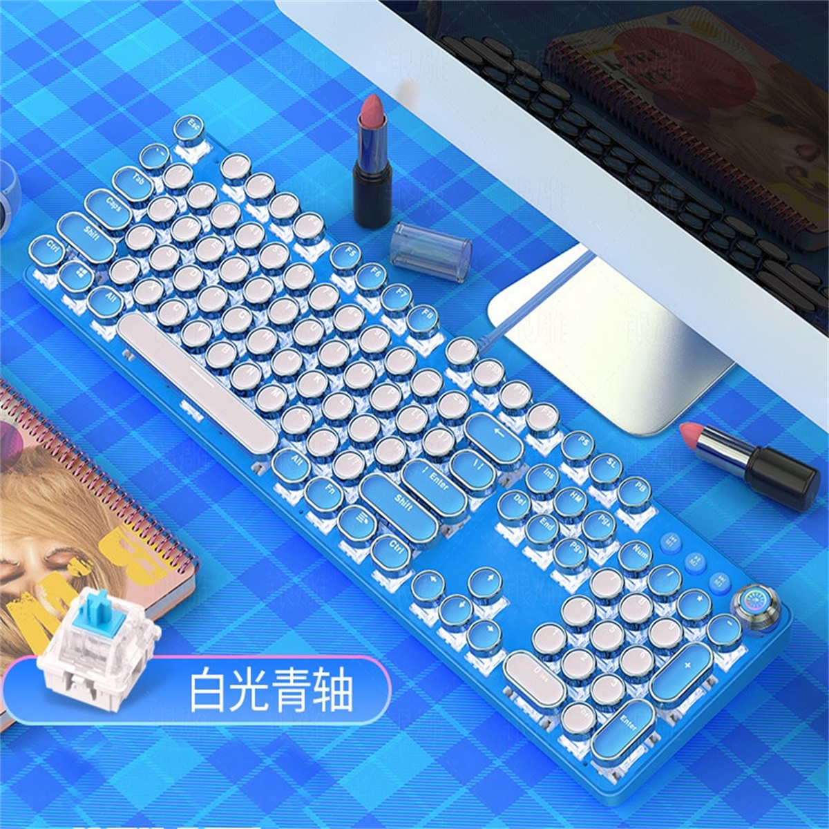 Blaue Retro-Mechaniktastatur mit weißen runden Tasten. Lippenstift und Notizbuch daneben auf blauer Oberfläche.