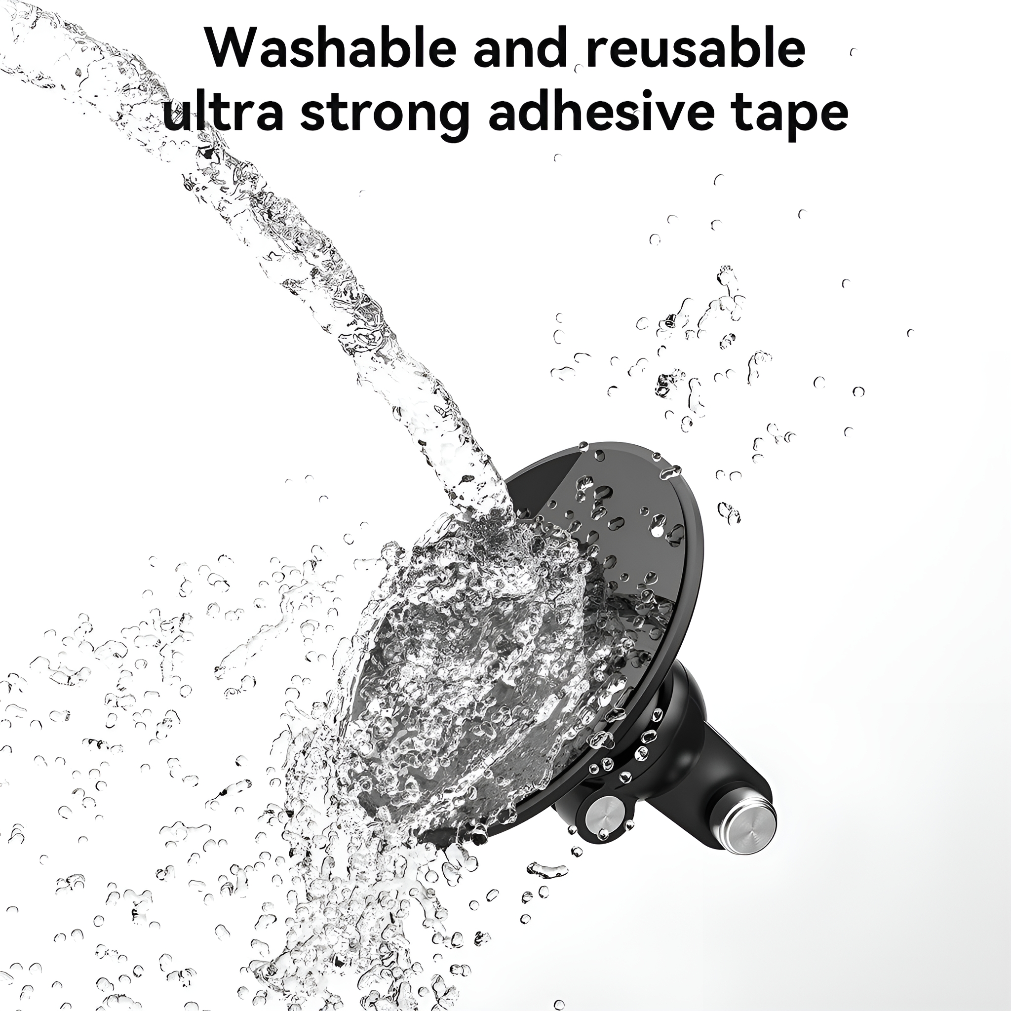 Wasser, das auf einen schwarzen Saugnapf mit Wassertropfen darum herum gegossen wird.