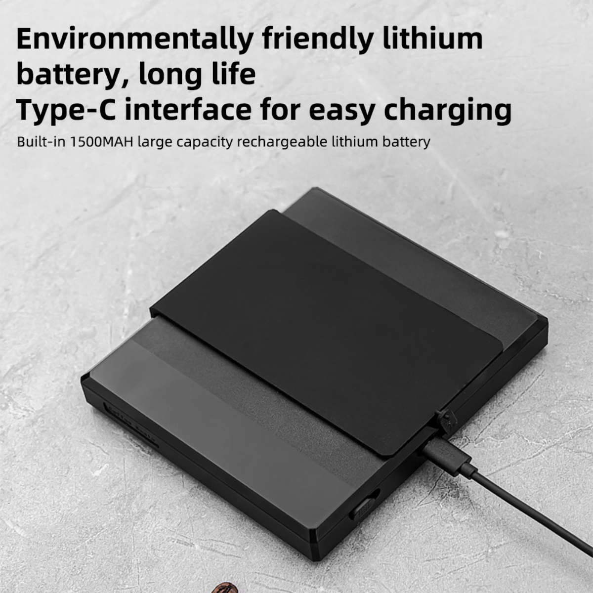 Schwarzes tragbares Ladegerät. USB-C-Anschluss. Text: umweltfreundliche Batterie, lange Lebensdauer, Typ-C-Schnittstelle.