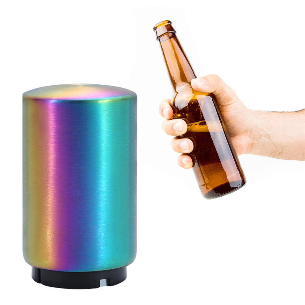 Ein farbenfroher Flaschenöffner neben einer braunen Bierflasche, die von einer Hand gehalten wird. Der Öffner hat Regenbogenfarben.