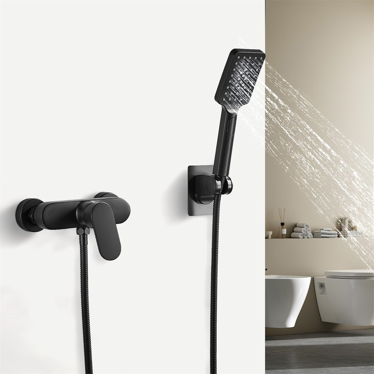 Eine schwarze Duscharmatur und eine Handbrause, an einer weißen Wand montiert, mit fließendem Wasser.